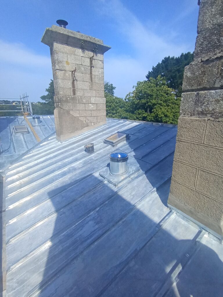 raccordement-zinc-conduit-lumiere-naturelle-couvreur.jpg